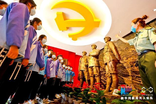 救援男孩与狗