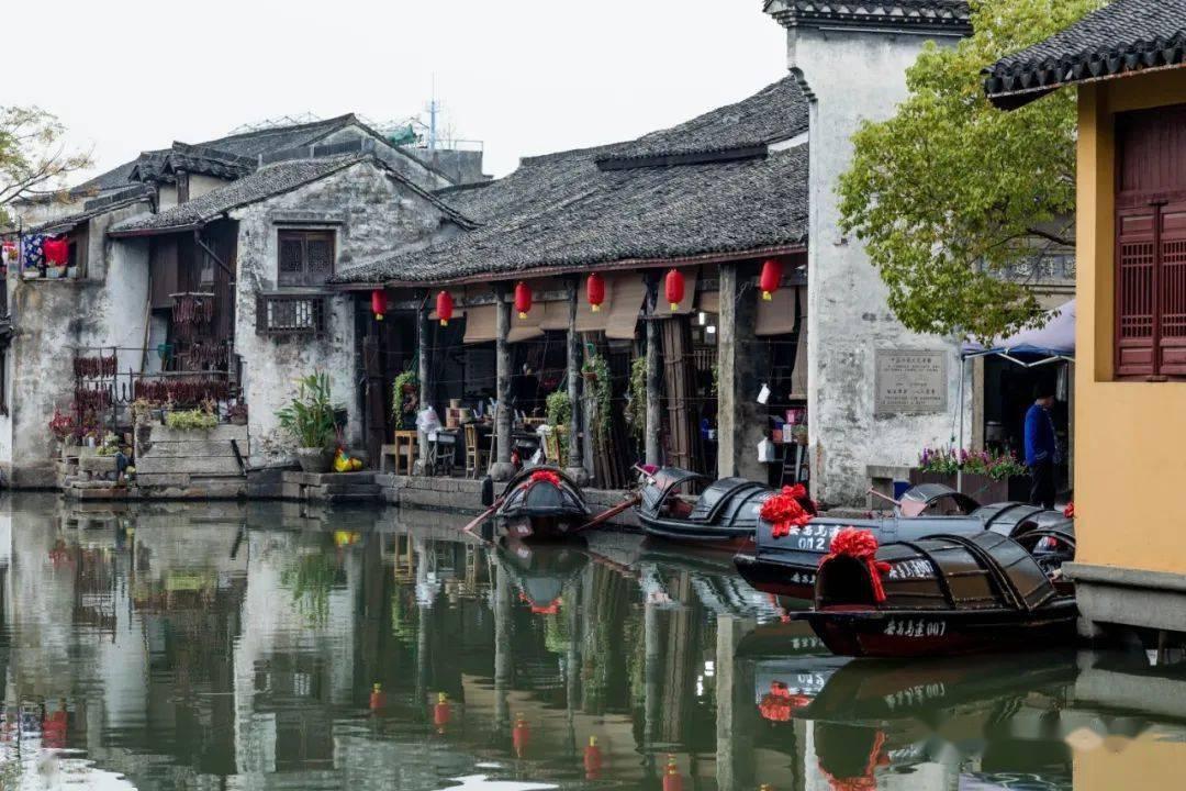 逃离残破的船只